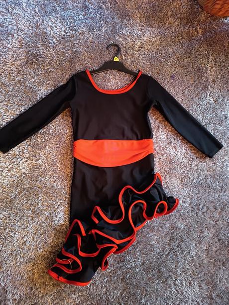 Tanečné šaty, 140