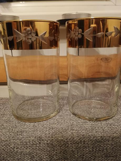 Sada pohárov s vygravírovaným vzorom,