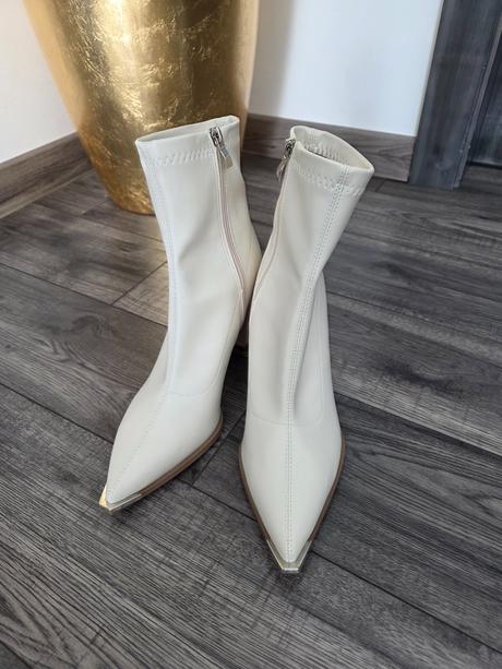 Béžové kotníčky, 41