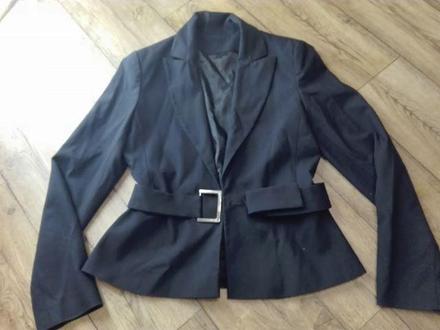 Čierne sako so  zaujímavým zapínaním, s