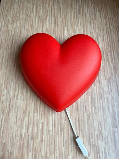 Svietiace srdce na stenu, 