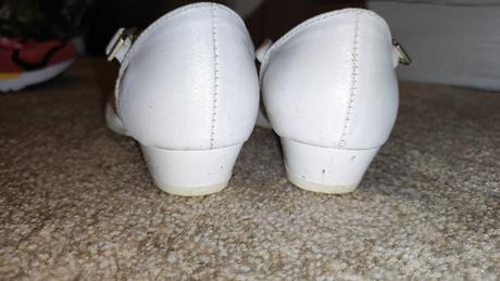 Topánky na opätku, 27