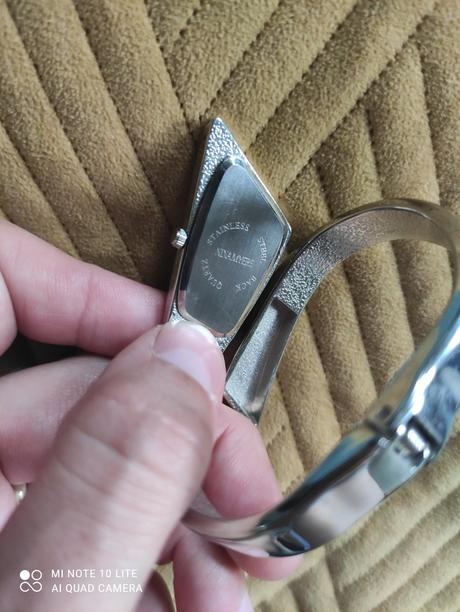 Hodinky s pevným náramkom, 