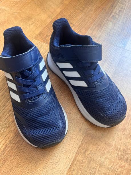 Tenisky adidas, 26