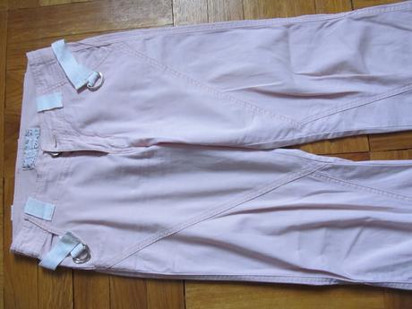 Ruzové nohavice, 158