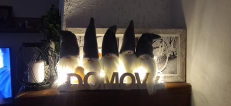 Dekorácia s nápisom domov,