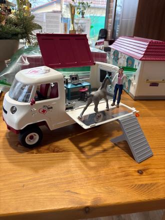 Schleich veterinárna ambulancia s koňom,