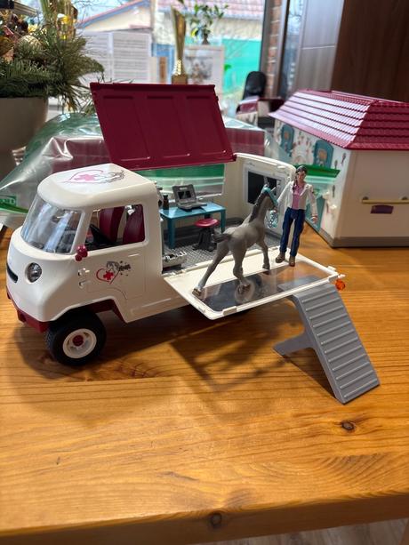 Schleich veterinárna ambulancia s koňom,