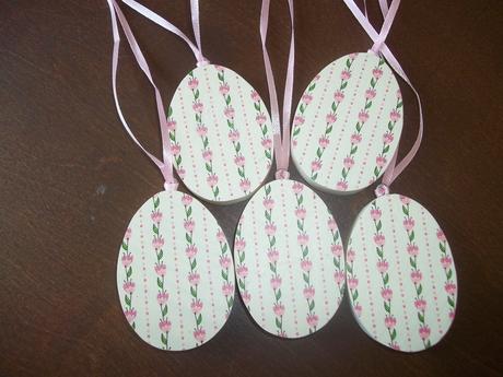 Drevené vajíčko s ružovou stužkou,