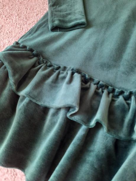 Zamatové šaty, 158