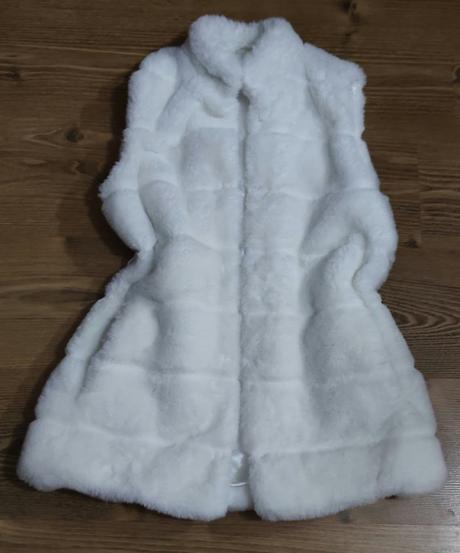 Biela kožušinová teplá vesta- nevyužitá, 158