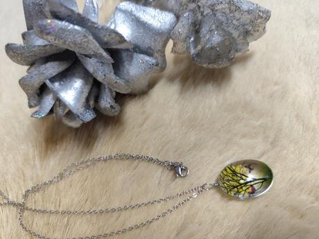 Prívesok z brúseného skla z retiazkou,