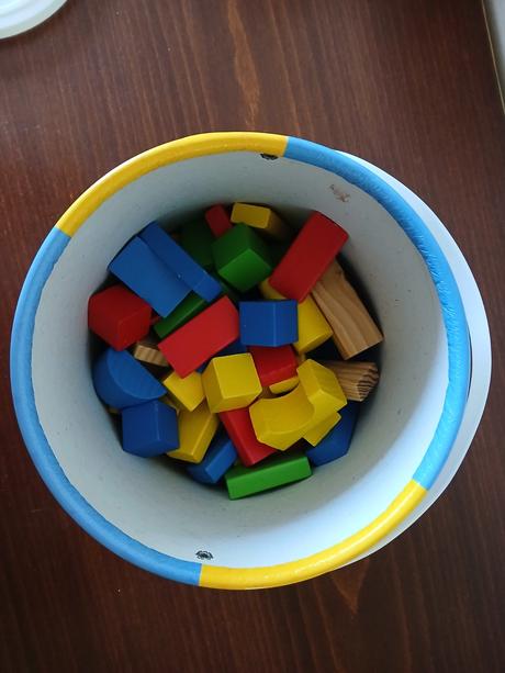 Farebné kocky vovedierku s prestrkávacím vrchnákom,