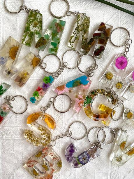 Ručne vyrobené živicové kľúčenky, 