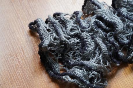 Sivý ozdobný šál, 