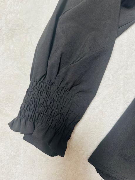 Čierna blúzka so stojačikom a s tylom na pleciach, m