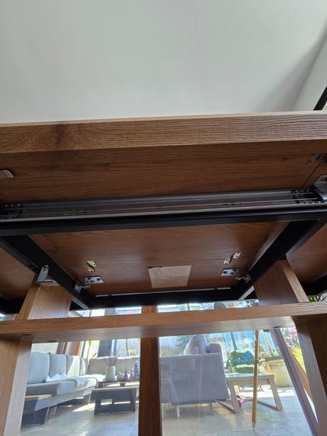 Rozkladací stôl + 5 sivých a 1 ružová stolička, 