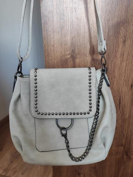 Kabelka s retiazkou, 