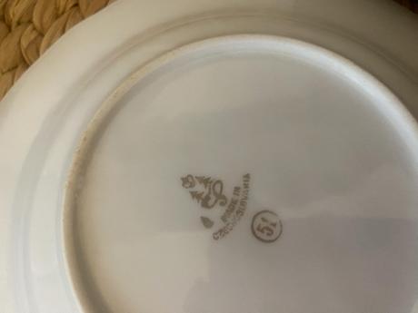 Hlboké taniere s kvetinovým vzorom, 