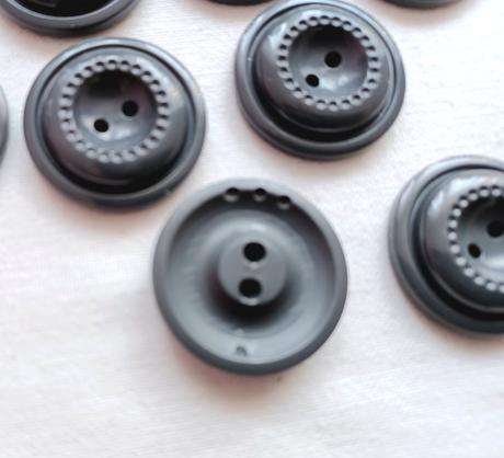 Staršie väčšie gombičky,