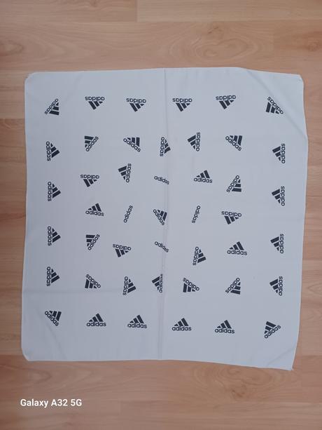 Šatka adidas, adidas