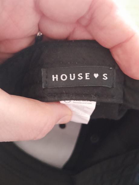 Čierna šiltovka, house,s