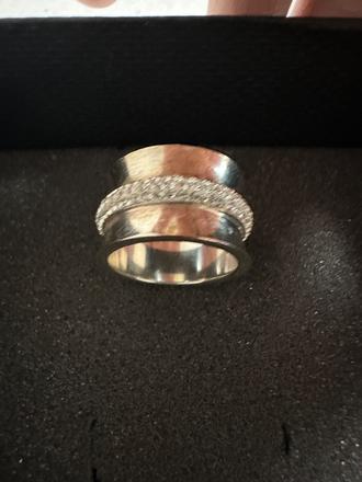 Prsteň strieborný hrubý s kamienkami typ obrúčka, 