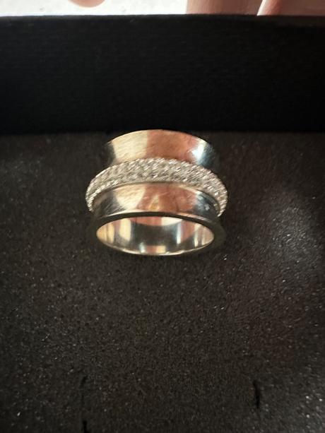 Prsteň strieborný hrubý s kamienkami typ obrúčka,