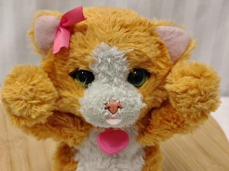 Interaktívna mačička furreal daisy, hrá kukuk,