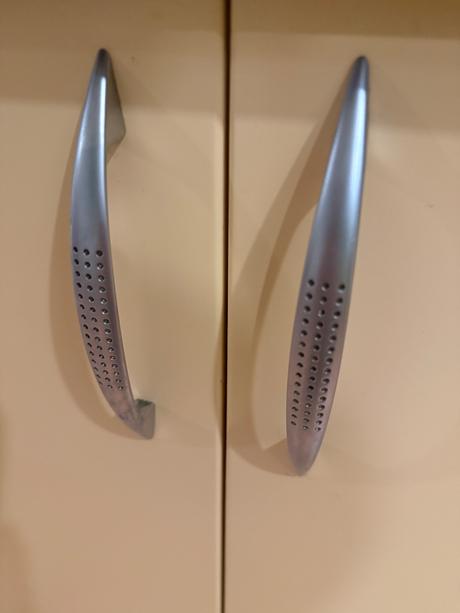 Kovové úchytky na nábytok 20 kusov,