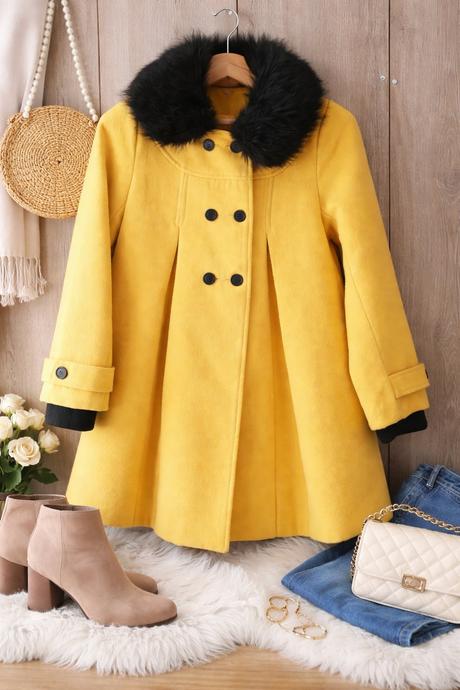 Elegantný žltý vlnený kabát, paleto strih, s
