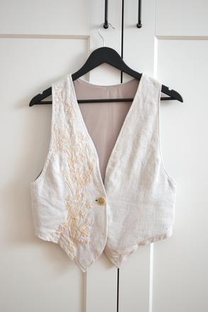 Béžová vesta s, s