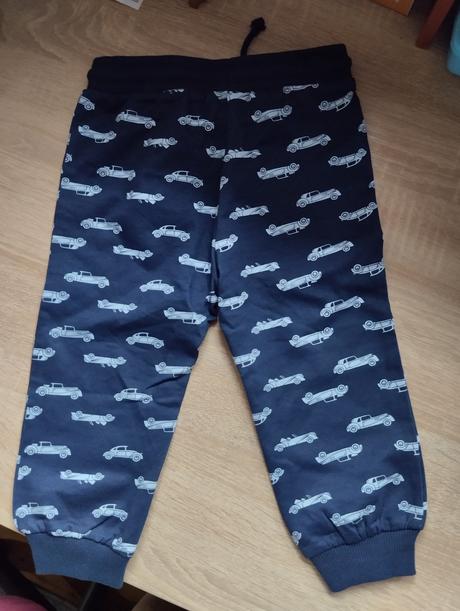 Teplaky s autíčkami, 86