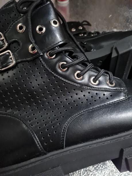 Čierne topánky, 41