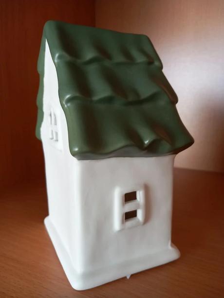 Keramický led domček, bielo-zelený 16,5x12x8 cm,