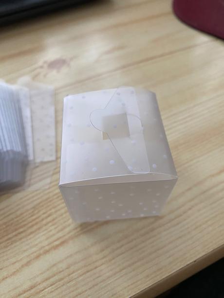 Priehľadná bodkovaná krabička na makrónky,