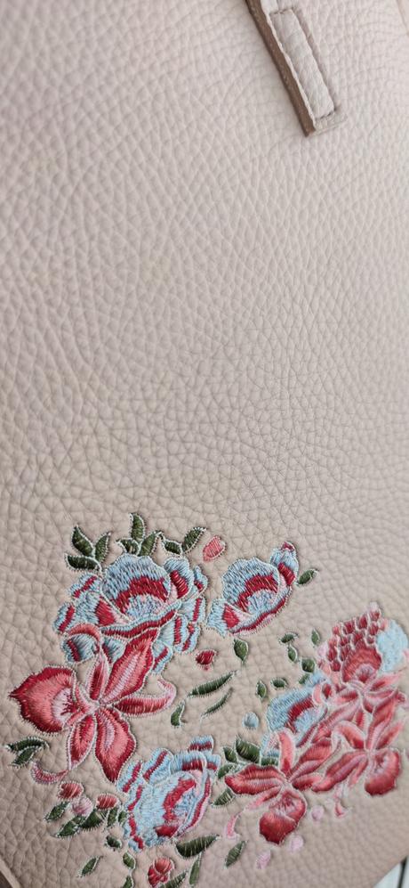 Kabelka s výšivkou, 