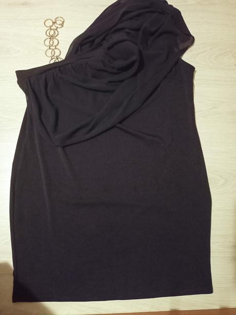 Čierne šaty na jedno rameno, 50