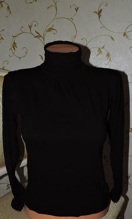 Dámske čierne tričko so stojačikom,