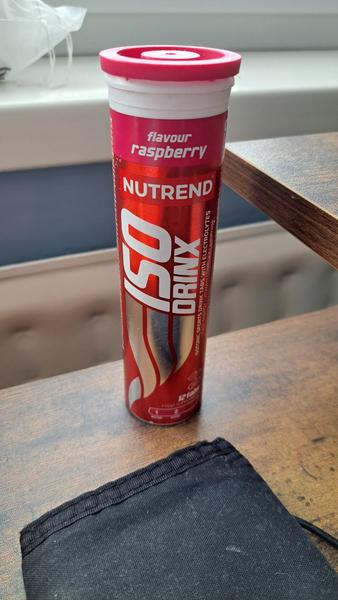 Je vhodné, aby 14-ročný športovec konzumoval proteínové tyčinky a doplnky?