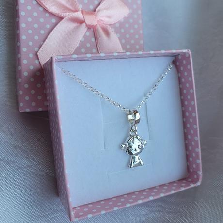 Strieborný prívesok dievčatko,