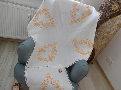 Obrus s oranžovým vzorom,