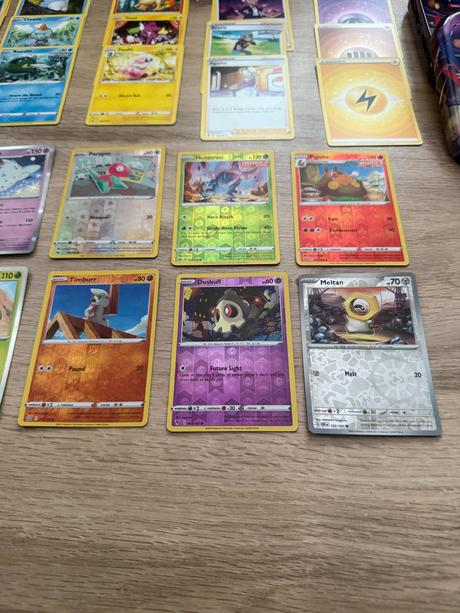 Balík 50 pokémom kariet + kovová tinka, 