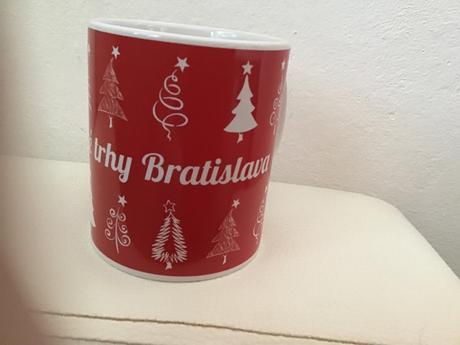 Šálka s nápisom vianočné trhy bratislava, 