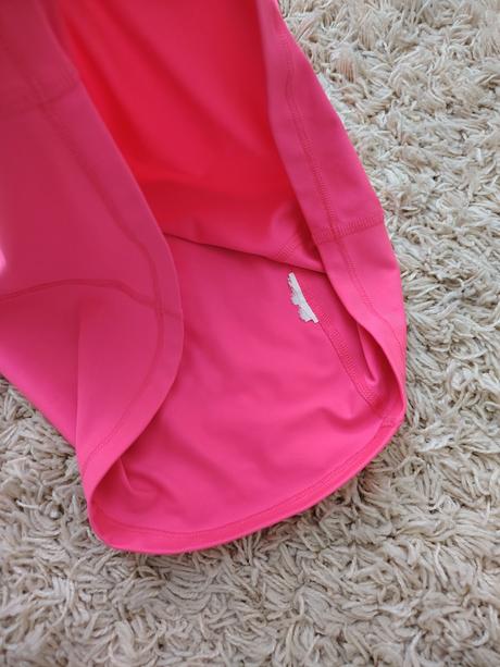 Neónovo ružové a čierne tielko na šport, puma,s