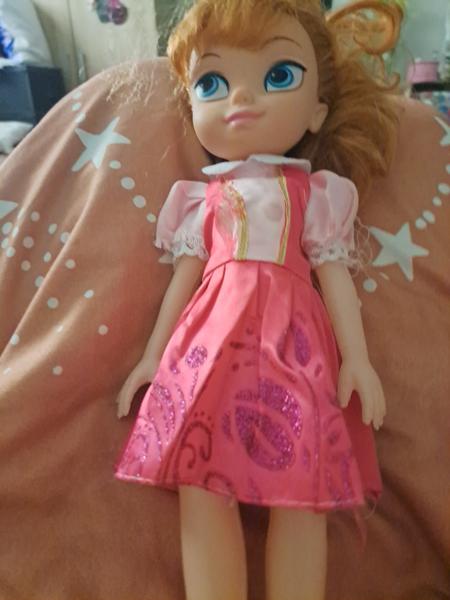 Kde kúpim šaty pre spievajúcu bábiku?