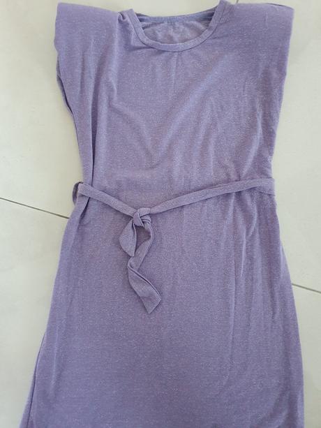 Šaty s vypchávkami na ramenách, s