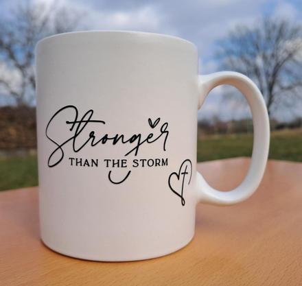 Keramický hrnček biely silnejší ako búrka (h9),