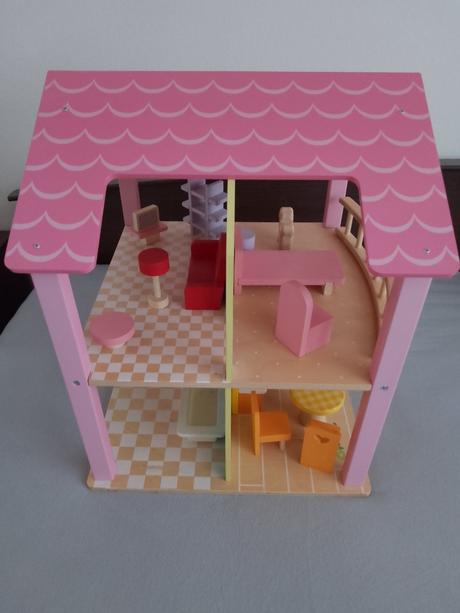 Drevený domček pre bábiky,