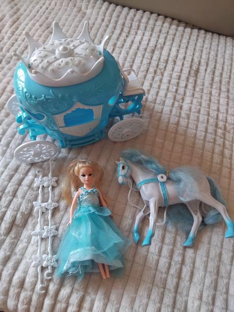 Kôň s kočom a bábikou, 